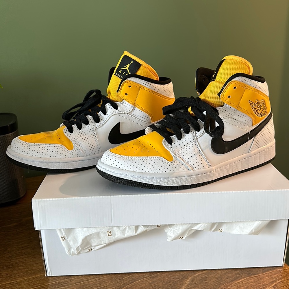 Nike Air Jordan 1 Mid, white, black, university gold, size 11